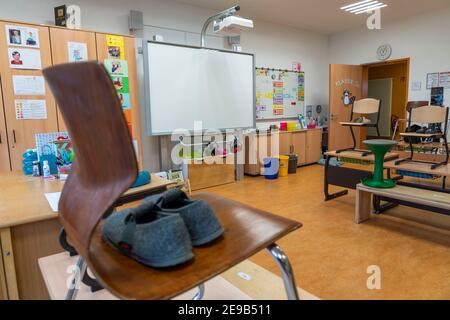 Scuola primaria, classe di 3° grado, scuola moderna attrezzata, nuovo edificio, vuoto, durante il blocco nel gennaio 2021, gli alunni per lo più imparare a casa, NRW, G Foto Stock