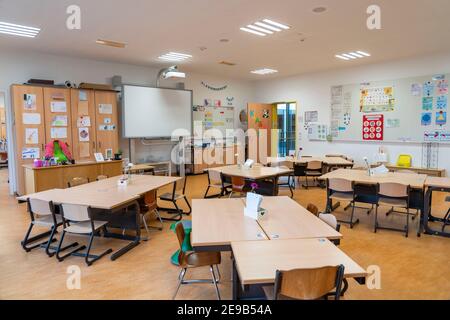 Scuola primaria, classe di primo grado, scuola moderna attrezzata, nuovo edificio, vuoto, durante il blocco nel gennaio 2021, gli alunni per lo più imparare a casa, NRW, G Foto Stock