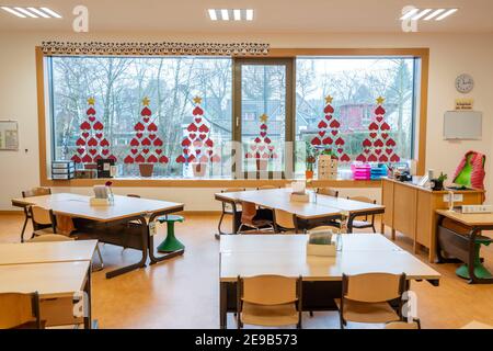 Scuola primaria, classe di primo grado, scuola moderna attrezzata, nuovo edificio, vuoto, durante il blocco nel gennaio 2021, gli alunni per lo più imparare a casa, NRW, G Foto Stock