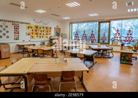 Scuola primaria, classe di primo grado, scuola moderna attrezzata, nuovo edificio, vuoto, durante il blocco nel gennaio 2021, gli alunni per lo più imparare a casa, NRW, G Foto Stock