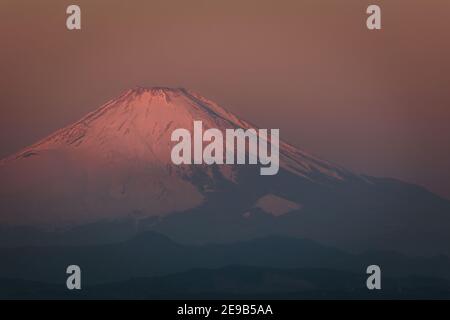 Un'alba di gennaio sul Monte Fuji vista da Hayama, Giappone. Foto Stock