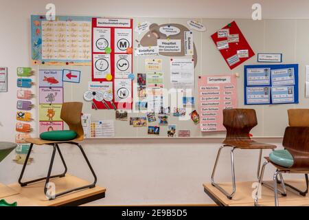 Scuola elementare, classe di 4° grado, scuola moderna attrezzata, nuovo edificio, vuoto, durante la chiusura nel gennaio 2021, gli alunni imparano per lo più a casa Foto Stock