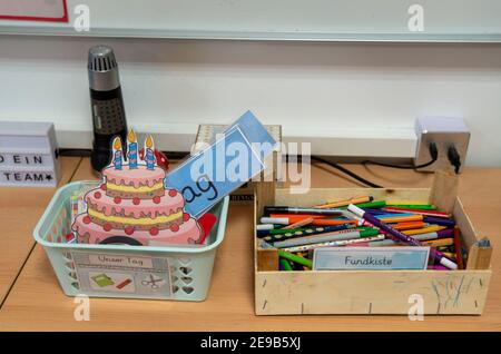 Scuola elementare, scuola moderna attrezzata, nuovo edificio, vuoto, durante il blocco nel gennaio 2021, gli studenti per lo più imparare a casa, NRW, Germania, Foto Stock