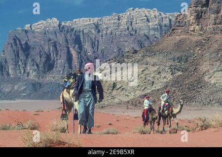 Poliziotto seduto sul cammello Wadi Rum Jordan Foto Stock