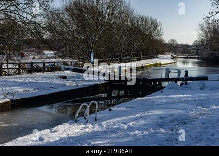 Inverno nel parco Watermead a Leicester, bella, neve fresca e giornata di sole. Cielo blu fantastico. Foto Stock