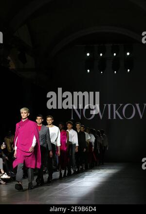 Kiev, Ucraina - 5 febbraio 2020: I modelli presentano una collezione di abiti del designer NOVIKOV durante la 46esima stagione della settimana della Moda Ucraina Autunno/Inverno 2020/21 all'Arsenal di Mystetskyi a Kiev Foto Stock