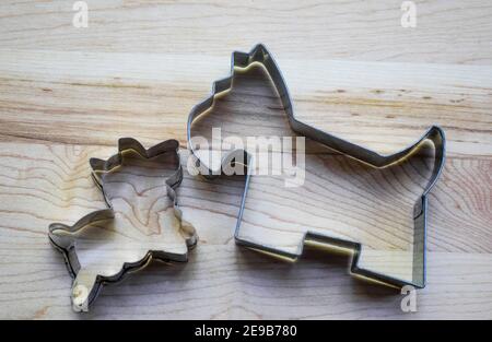 Scena carina di due denti di cecchino terrier creato con tagliacine per biscotti sul tagliere Foto Stock