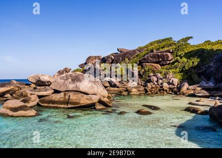 Acque cristalline e rocce di granito su un paradiso tropicale (Isole Similan, Thailandia) Foto Stock