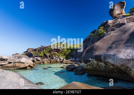 Acque cristalline e rocce di granito su un paradiso tropicale (Isole Similan, Thailandia) Foto Stock