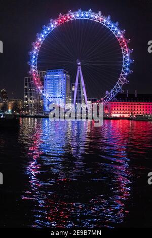 03 febbraio 2021. Londra, Regno Unito. Il London Eye è illuminato in memoria del capitano Sir Tom Moore morto a causa della malattia di Covid-19. Questa sera la nazione ha preso parte a un clap nazionale per il capitano Sir Tom Moore e gli operatori sanitari. L'ex soldato di 100 anni sarà ricordato per l'aumento di oltre £32 milioni per il servizio sanitario nazionale durante il primo blocco di Coronavirus nel 2020. Foto di Ray Tang Foto Stock