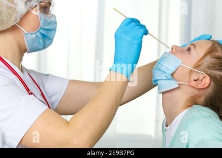 Pediatra o medico che prende il test del muco nasale, covid - 19 test Foto Stock