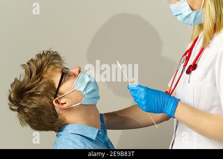 Pediatra o medico che prende il test del muco nasale, covid - 19 test Foto Stock