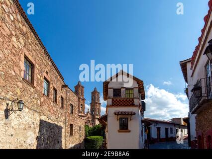 Messico, architettura coloniale panoramica Taxco e stradine acciottolate nel centro storico della città vicino alla chiesa di Santa Prisca. Foto Stock