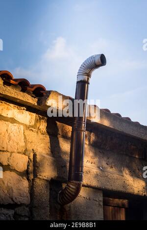 Camino su una casa di pietra, villaggio di Mali Iz, terra di Iz, arcipelago di Zara, Dalmazia, Croazia Foto Stock