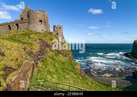 Bushmills, Irlanda del Nord, Regno Unito. 29 aprile 2016. Il castello di Dunluce fu costruito tra il XV e il XVII secolo a Bushmills, Irlanda del Nord. Foto Stock