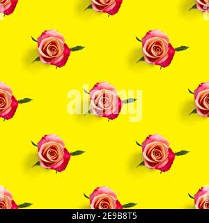 rosebud motivo senza cuciture. testa di rosa bloom isolato su motivo giallo, pop art Foto Stock