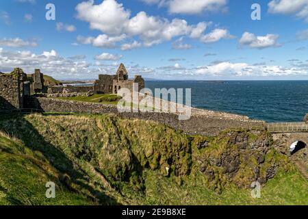 Bushmills, Irlanda del Nord, Regno Unito. 29 aprile 2016. Il castello di Dunluce fu costruito tra il XV e il XVII secolo a Bushmills, Irlanda del Nord. Foto Stock