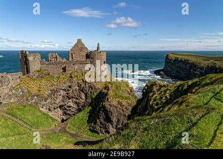 Bushmills, Irlanda del Nord, Regno Unito. 29 aprile 2016. Il castello di Dunluce fu costruito tra il XV e il XVII secolo a Bushmills, Irlanda del Nord. Foto Stock