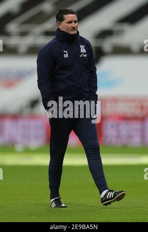 NEWCASTLE UPON TYNE, INGHILTERRA. 2 FEBBRAIO: Il primo allenatore di squadra di Crystal Palace Dave Reddington durante la partita della Premier League tra Newcastle United e Crystal Palace a St. James's Park, Newcastle martedì 2 febbraio 2021. (Credit: Mark Fletcher | MI News) Foto Stock