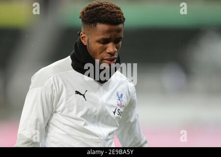 NEWCASTLE UPON TYNE, INGHILTERRA. 2 FEBBRAIO: Wilfried Zaha di Crystal Palace si riscalda prima della partita della Premier League tra Newcastle United e Crystal Palace a St. James's Park, Newcastle, martedì 2 febbraio 2021. (Credit: Mark Fletcher | MI News) Foto Stock