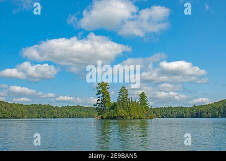 Cieli alti e nuvole soffici nel North Woods ON Mountain Lake nel North Woods nella Sylvania Wilderness Nel Michigan Foto Stock