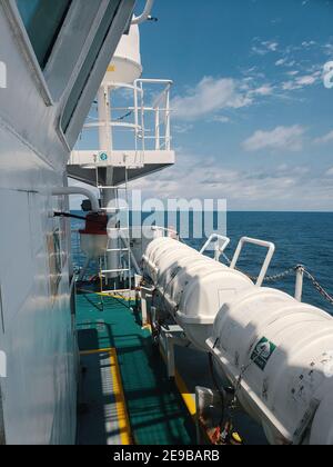 Luferafts sul ponte di mare offshore nave. Apparecchiature LSA salvavita. Foto Stock