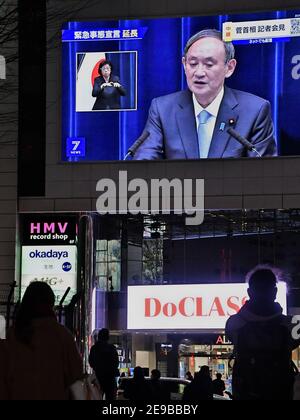 Digital Signage espone la conferenza stampa del primo ministro Yoshihide Suga presso la stazione Shinjuku di Tokyo, Giappone, il 2 febbraio 2021. Foto Stock