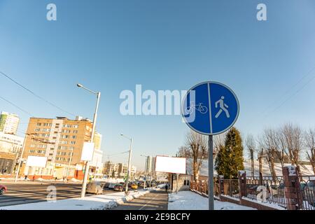 Un cartello che divide il percorso per pedoni e ciclisti. Cartello blu circolare pedonale e percorso ciclabile da vicino Foto Stock