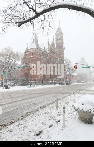 New York City USA Jefferson Market Branch della New York Public Library, un tempo conosciuto come Jefferson Market Courthouse nella neve Foto Stock