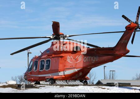 Elicottero ORNGE su eliporto ospedaliero Foto Stock