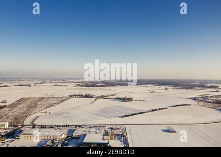 Vista aerea del centro di distribuzione logistica in Europa centrale durante la stagione invernale. Foto Stock