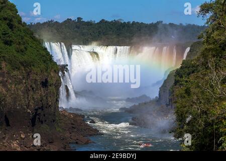 Una sezione delle Cascate di Iguazu che guarda dal lato argentino verso la Gola del Diavolo . Le cascate di Iguazu confinano con Brasile e Argentina. Foto Stock