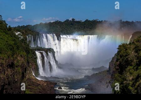 Una sezione delle Cascate di Iguazu che guarda dal lato argentino verso la Gola del Diavolo . Le cascate di Iguazu confinano con Brasile e Argentina. Foto Stock