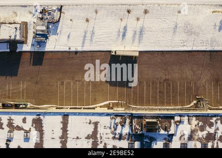 Vista aerea del centro di distribuzione logistica in Europa centrale durante la stagione invernale. Foto Stock