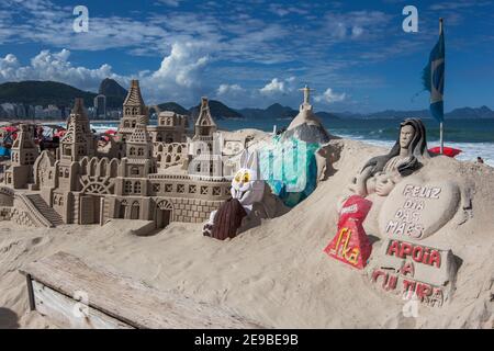 Castelli di sabbia splendidamente artigianali sulla spiaggia di Copacabana a Rio de Janeiro in Brasile. Molti locali costruiscono una varietà di castelli di sabbia lungo la spiaggia. Foto Stock