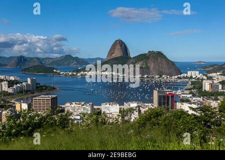 Una vista pomeridiana a Rio de Janeiro in Brasile guardando verso il Pan di zucchero che si trova nella Baia di Guanabara sull'Oceano Atlantico. Foto Stock