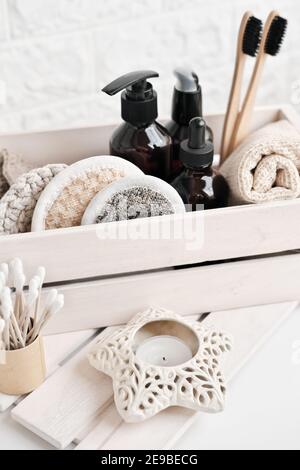 set di utensili da bagno naturali biologici. tamponi di rimozione trucco naturali riutilizzabili, cosmetici benessere in contenitori di vetro. spazzolini da denti di bambù ed esfoli Foto Stock