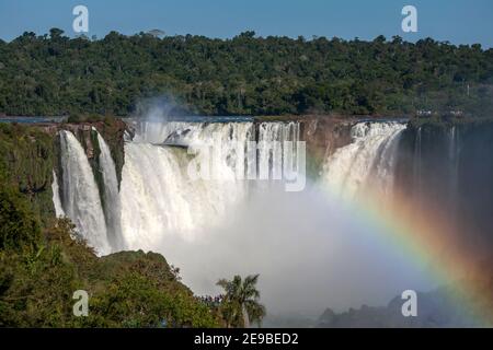 Una sezione delle Cascate di Iguazu che guarda dal lato brasiliano verso la Gola del Diavolo . Le cascate di Iguazu confinano con Brasile e Argentina. Foto Stock