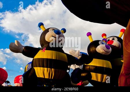 Il Little Bee Balloons Aloft al mattino Messa Ascensione al Albuquerque International Balloon Fiesta, Albuquerque, New Mexico, Stati Uniti Foto Stock