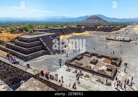 I turisti che arrampicano sulla Piramide della Luna con la Piramide del Sole e Alley dei morti vicino a Città del Messico, Teotihuacan, Messico. Foto Stock