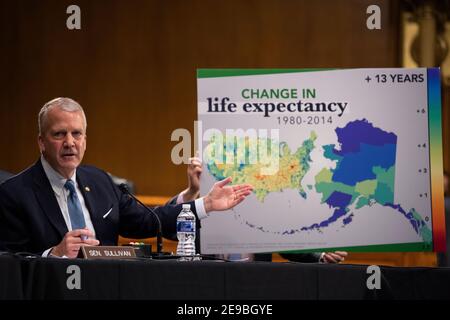 Washington, Stati Uniti. 03 Feb 2021. STATI UNITI - 3 febbraio: Il Sen. Dan Sullivan, R-Alaska, gesti verso un poster sui cambiamenti nell'aspettativa di vita negli Stati Uniti durante un'audizione di nomina del Comitato per l'ambiente e i lavori pubblici del Senato per Michael Stanley Regan come Amministratore dell'Agenzia per la protezione ambientale a Washington mercoledì 3 febbraio 2021. (Foto di Caroline Brehman/Pool/Sipa USA) Credit: Sipa USA/Alamy Live News Foto Stock