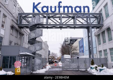 NEW YORK, NY – 03 FEBBRAIO: Ingresso principale ai Kaufman Astoria Studios visti a Queens il 3 febbraio 2021 a New York City. Apple TV+ ha chiuso un accordo per passare in un nuovo spazio a Kaufman Astoria Studios al fine di produrre contenuti originali, secondo la pubblicazione immobiliare The Real Deal. Credit: Ron Adar/Alamy Live News Foto Stock