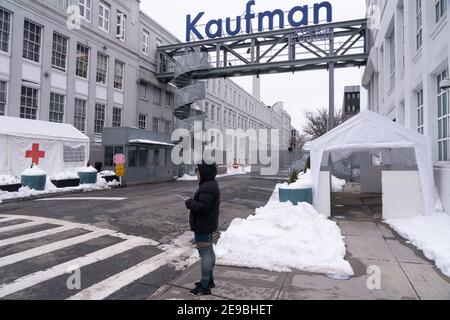 NEW YORK, NY – FEBBRAIO 03: Una donna cammina dal cancello d'ingresso principale per Kaufman Astoria Studios a Queens il 3 Febbraio 2021 a New York City. Apple TV+ ha chiuso un accordo per passare in un nuovo spazio a Kaufman Astoria Studios al fine di produrre contenuti originali, secondo la pubblicazione immobiliare The Real Deal. Credit: Ron Adar/Alamy Live News Foto Stock