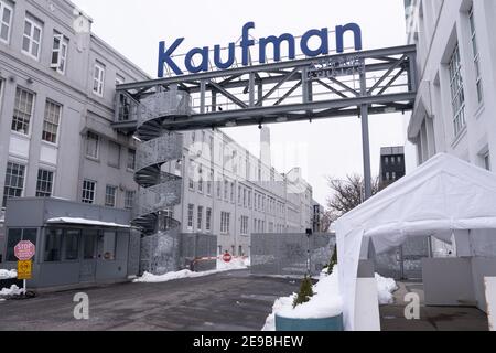 NEW YORK, NY – 03 FEBBRAIO: Ingresso principale ai Kaufman Astoria Studios visti a Queens il 3 febbraio 2021 a New York City. Apple TV+ ha chiuso un accordo per passare in un nuovo spazio a Kaufman Astoria Studios al fine di produrre contenuti originali, secondo la pubblicazione immobiliare The Real Deal. Credit: Ron Adar/Alamy Live News Foto Stock