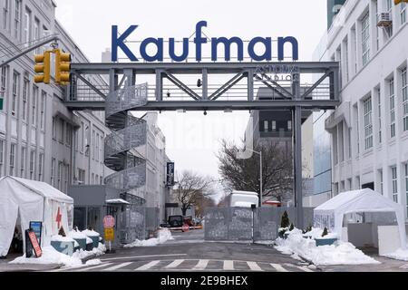 NEW YORK, NY – 03 FEBBRAIO: Ingresso principale ai Kaufman Astoria Studios visti a Queens il 3 febbraio 2021 a New York City. Apple TV+ ha chiuso un accordo per passare in un nuovo spazio a Kaufman Astoria Studios al fine di produrre contenuti originali, secondo la pubblicazione immobiliare The Real Deal. Credit: Ron Adar/Alamy Live News Foto Stock