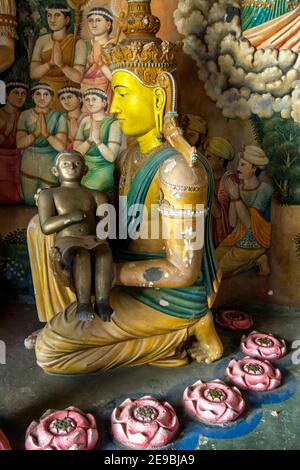 Una statua del bambino Buddha del Signore che è cullato da sua madre in un'esposizione situata nella Casa di immagine a Wewurukannala Vihara a Dickwella, Sri Lanka. Foto Stock