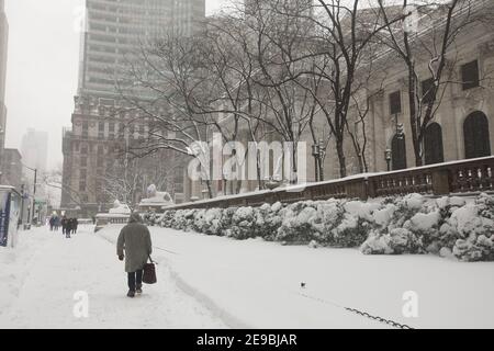 New York City USA Main New York Public Library Building - l'edificio Stephen A. Schwarzman nella neve Foto Stock
