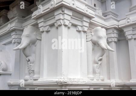 Le belle figure di elefanti sulla parete esterna dello Sri Lanka Lankathilaka Rajamaha Viharaya (tempio) a Rabbegamuwa vicino Kandy in Sri Lanka. Foto Stock