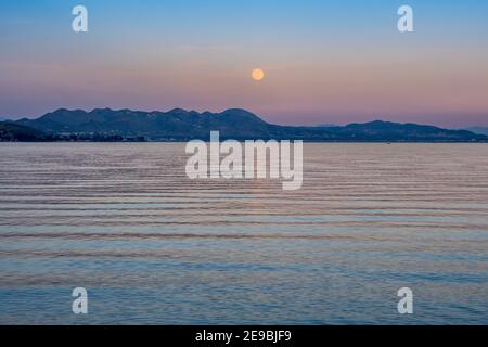 Una bella foto luminosa di una luna durante il mese Di maggio Super Moon Foto Stock