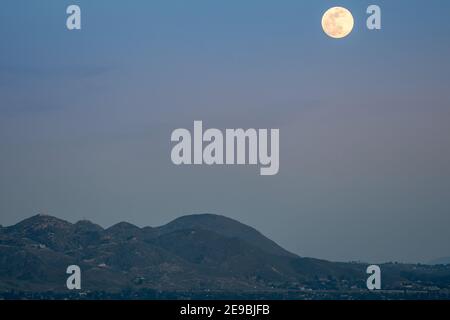 Una bella foto luminosa di una luna durante il mese Di maggio Super Moon Foto Stock